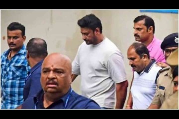 ಇದು ಅಭಿಮಾನವೋ ಹುಚ್ಚಾಟವೋ?; ಖೈದಿ ವೇಷದಲ್ಲಿ  ಫೋಟೊಶೂಟ್!