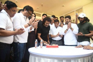 ತಮ್ಮ ಹುಟ್ಟುಹಬ್ಬದ ದಿನ  "UI" ಚಿತ್ರದ ಬಗ್ಗೆ ಮಾಹಿತಿ ನೀಡಿದ ರಿಯಲ್ ಸ್ಟಾರ್.    ಉಪೇಂದ್ರ ನಟಿಸಿ, ನಿರ್ದೇಶಿಸಿರುವ ಬಹು ನಿರೀಕ್ಷಿತ ಈ ಚಿತ್ರ ಅಕ್ಟೋಬರ್ ನಲ್ಲಿ ತೆರೆಗೆ .
