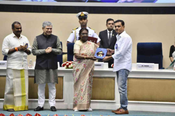 ಹೊಂಬಾಳೆ ಫಿಲಂಸ್ ನಿರ್ಮಾಣದ ಹಾಗೂ ರಿಷಭ್ ಶೆಟ್ಟಿ ನಟಿಸಿ, ನಿರ್ದೇಶಿಸಿರುವ "ಕಾಂತಾರ" ಚಿತ್ರಕ್ಕೆ ಎರಡು ರಾಷ್ಟ್ರ ಪ್ರಶಸ್ತಿಗಳು .   ದೆಹಲಿಯಲ್ಲಿ ನಡೆದ ಅದ್ದೂರಿ ಸಮಾರಂಭದಲ್ಲಿ ಪ್ರಶಸ್ತಿ ಸ್ವೀಕಾರ .