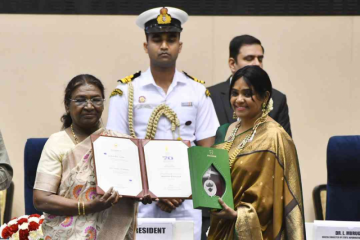 ಹೊಂಬಾಳೆ ಫಿಲಂಸ್ ನಿರ್ಮಾಣದ, ಪ್ರಶಾಂತ್ ನೀಲ್ ನಿರ್ದೇಶನದ ಹಾಗು ಯಶ್ ಅಭಿನಯದ "ಕೆ.ಜಿ.ಎಫ್ ೨" ಚಿತ್ರಕ್ಕೆ ಎರಡು ರಾಷ್ಟ್ರ ಪ್ರಶಸ್ತಿಗಳು .   ದೆಹಲಿಯಲ್ಲಿ ನಡೆದ ಅದ್ದೂರಿ ಸಮಾರಂಭದಲ್ಲಿ ಪ್ರಶಸ್ತಿ ಸ್ವೀಕಾರ .